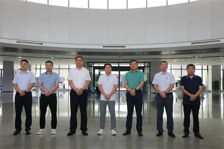 多多28陪同舒华体育来滨考察体育产业发展情况